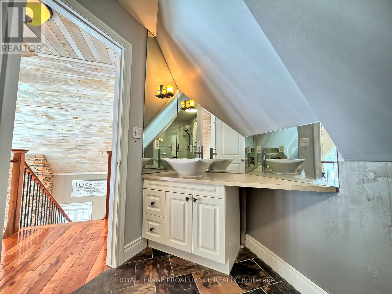 272 BELMONT 3RD LINE Image 25