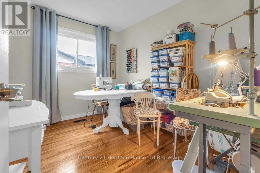 997 VANIER AVENUE Image 16