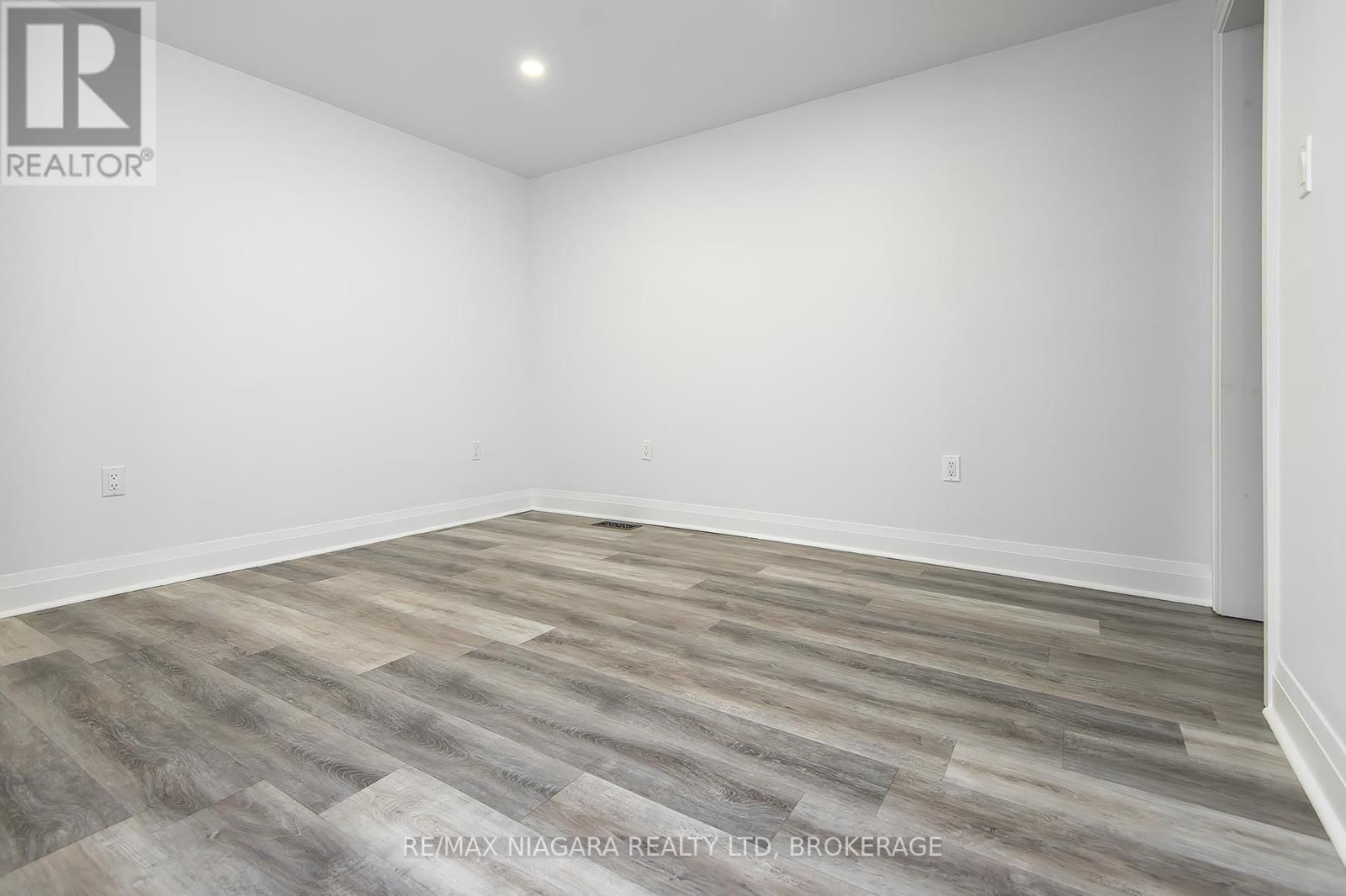 120 MAIN STREET WEST Image 18