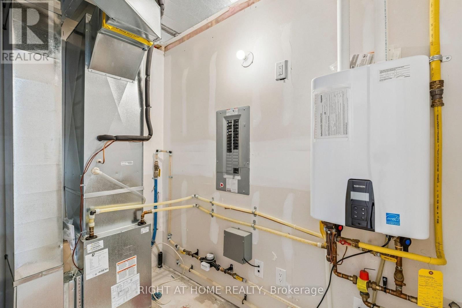 212 - 4263 FOURTH AVENUE Image 19