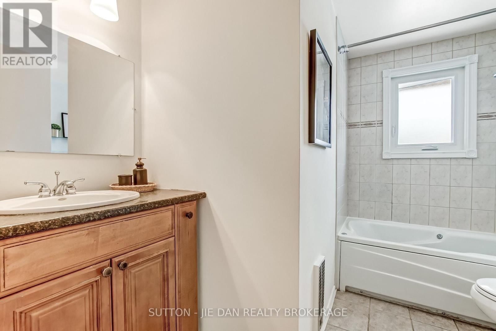 720 GRENFELL DRIVE Image 17