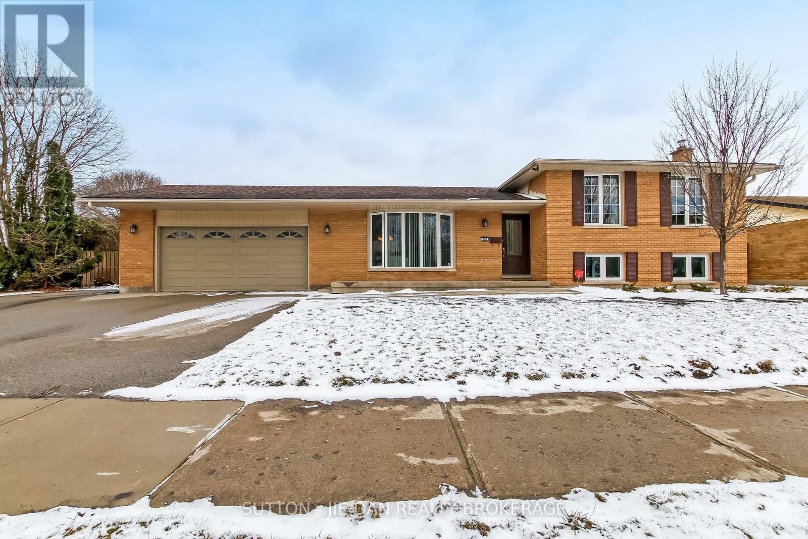 720 GRENFELL DRIVE Image 31