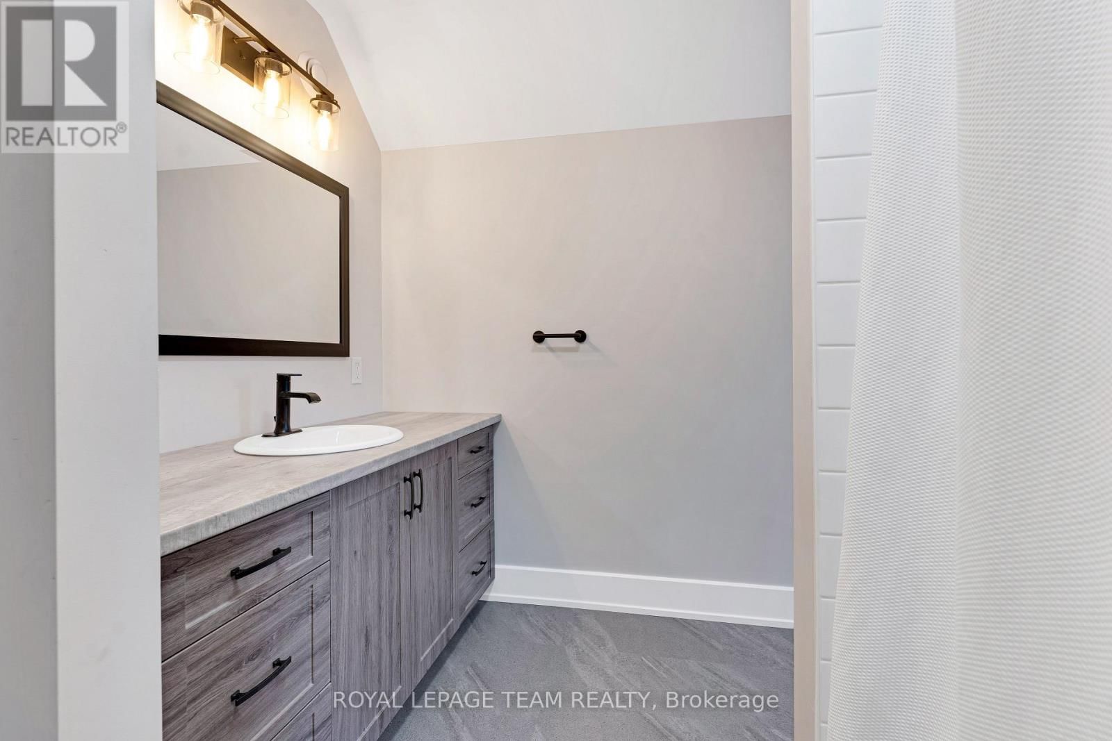 114 CHARLES HOLDEN AVENUE Image 32