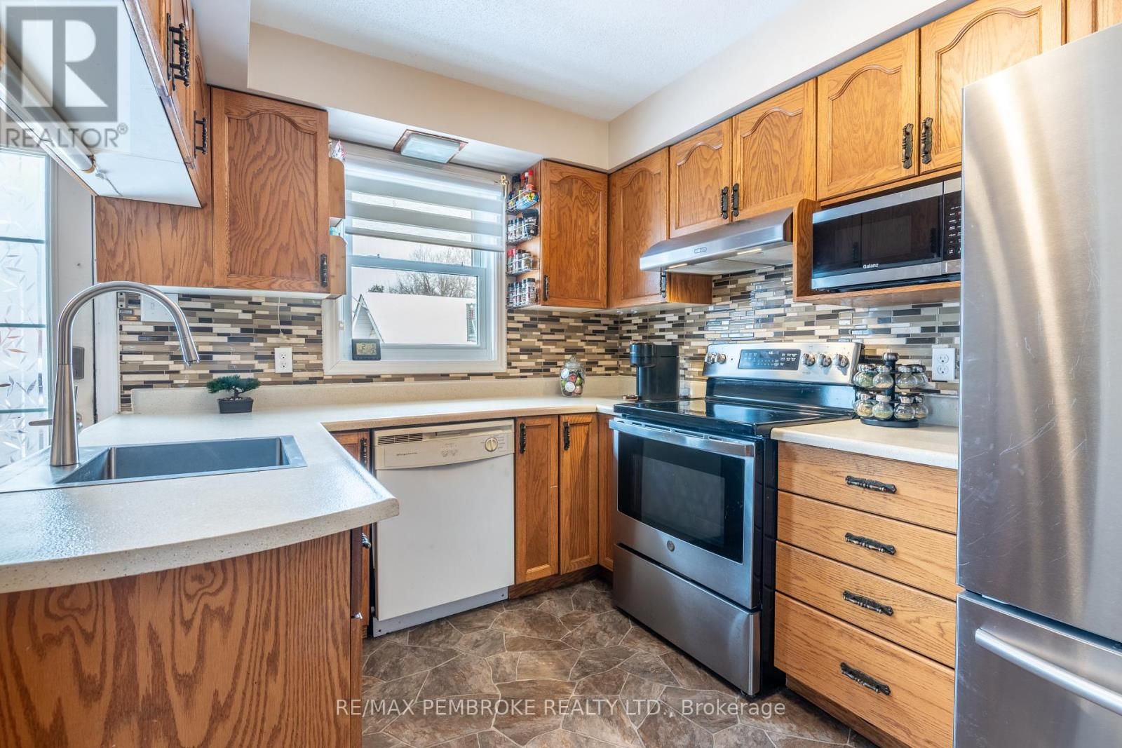 48 SELKIRK STREET Image 11