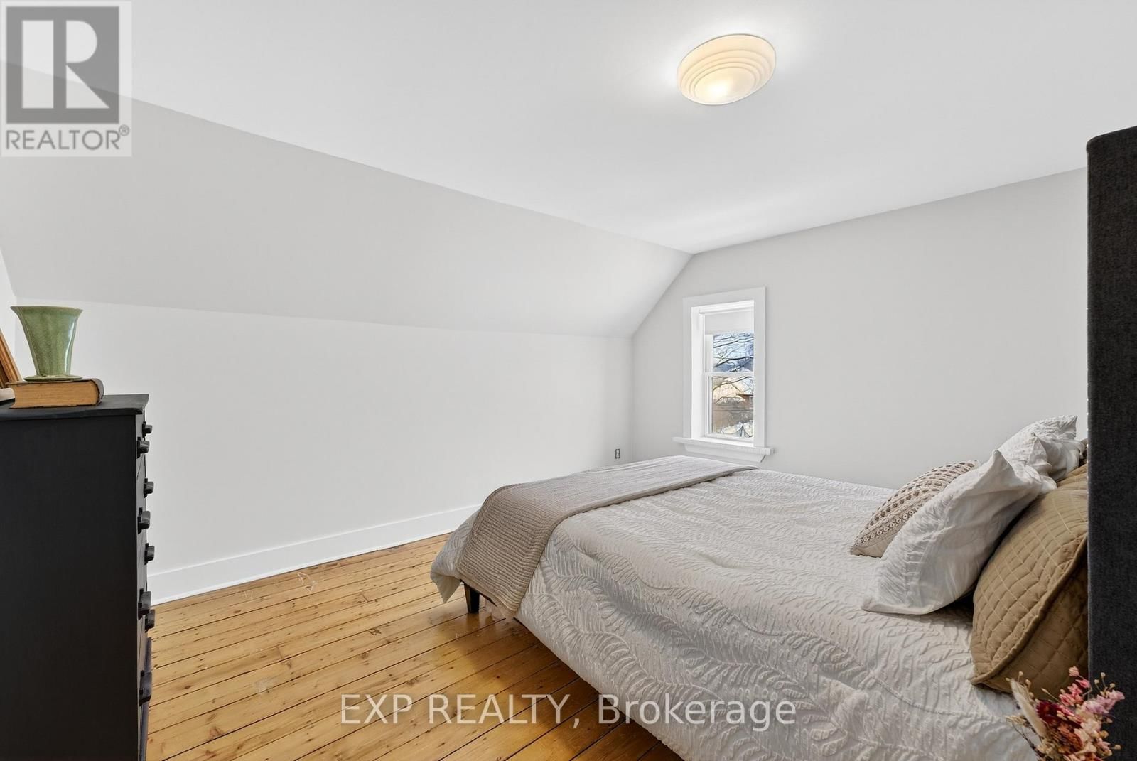 16 BARKER STREET Image 31