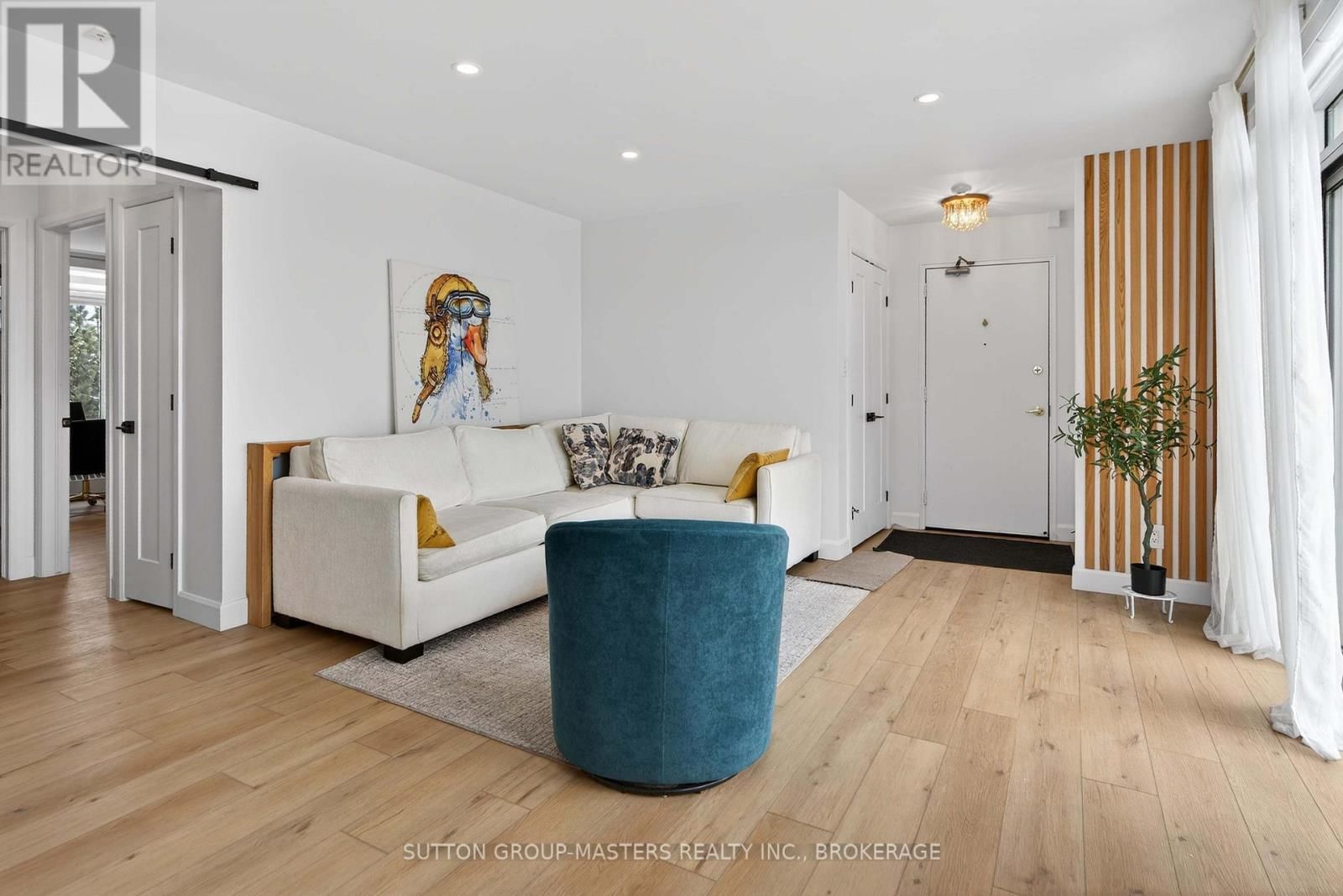 401 - 1 MOWAT AVENUE Image 24