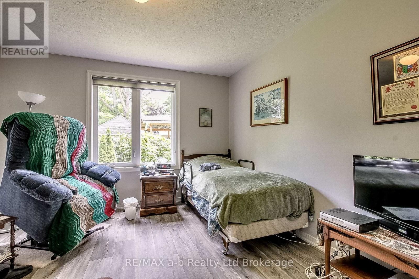 25 MAIN STREET EAST Image 13