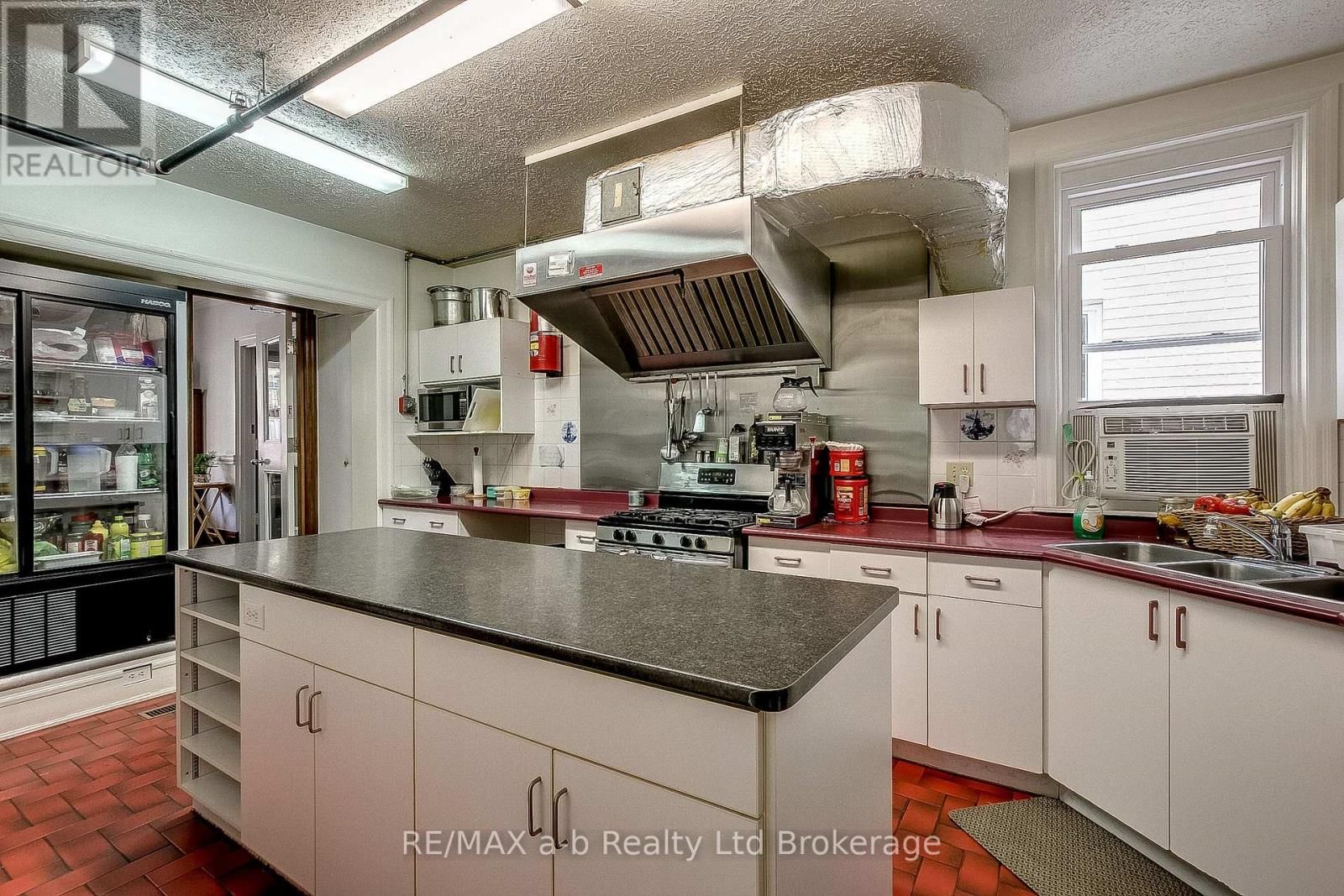 25 MAIN STREET EAST Image 16