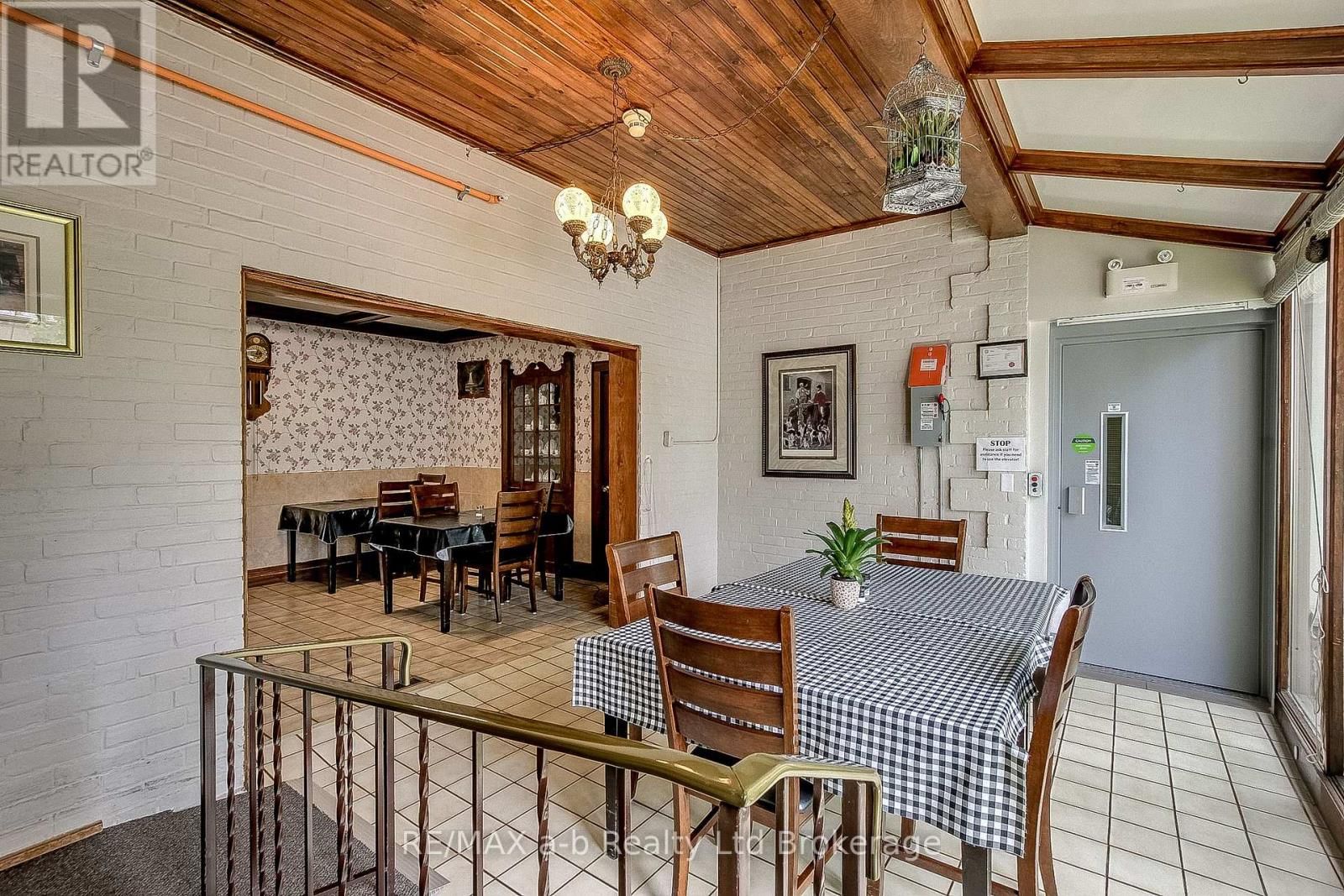 25 MAIN STREET EAST Image 17