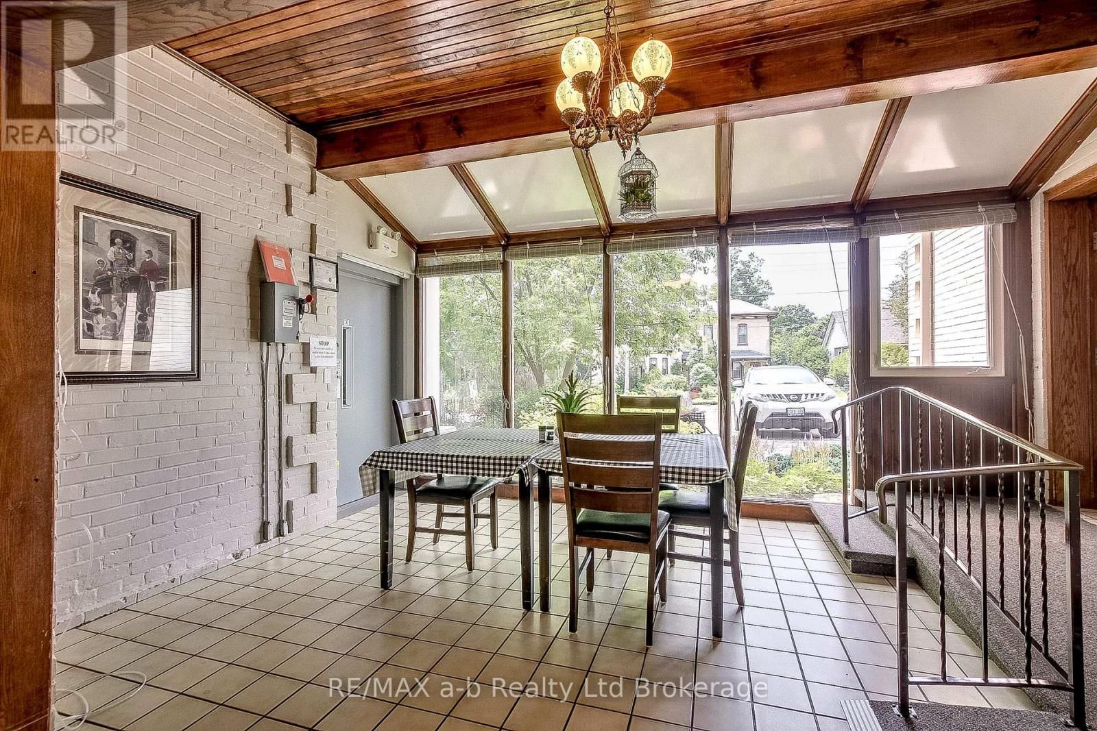 25 MAIN STREET EAST Image 18