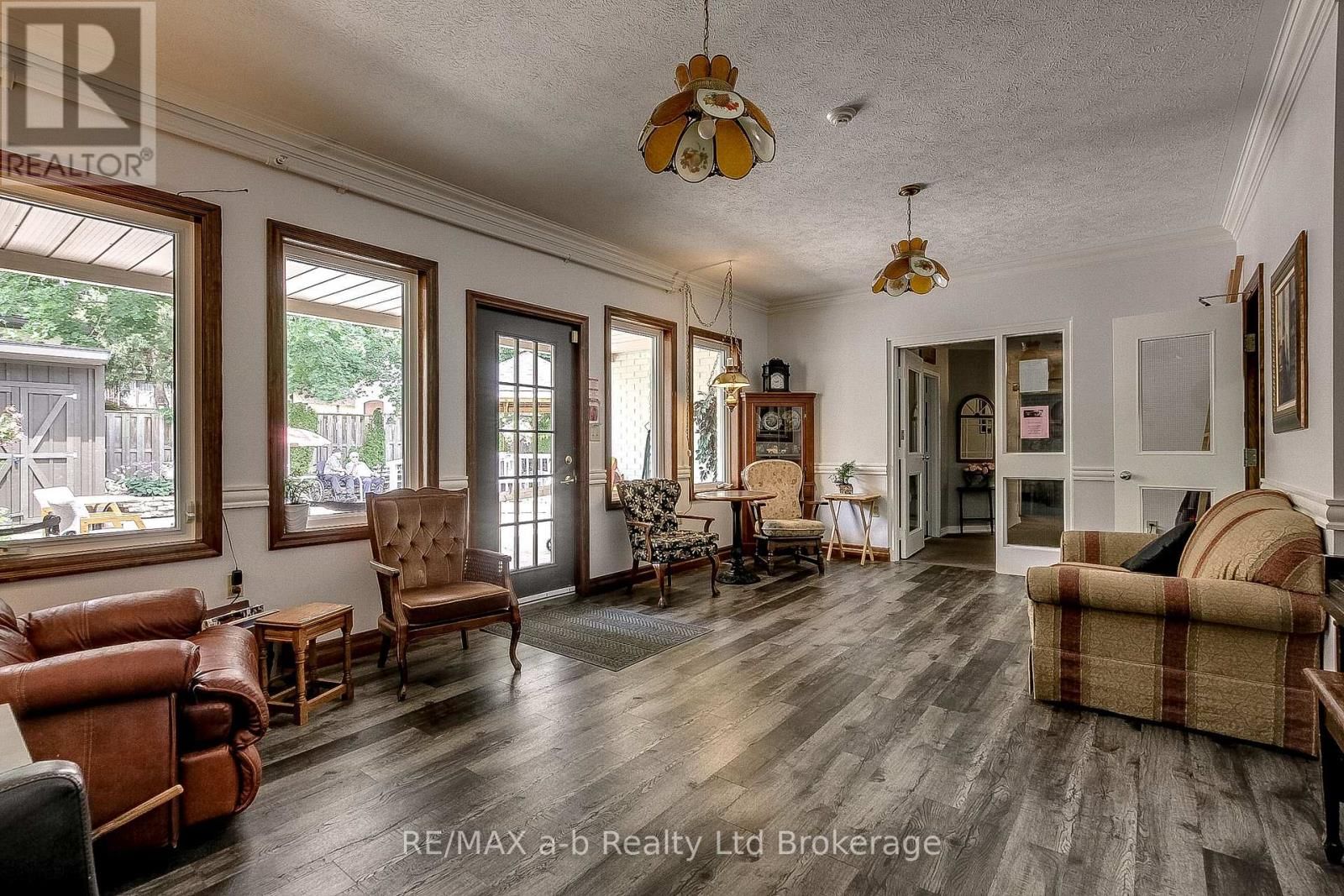 25 MAIN STREET EAST Image 20