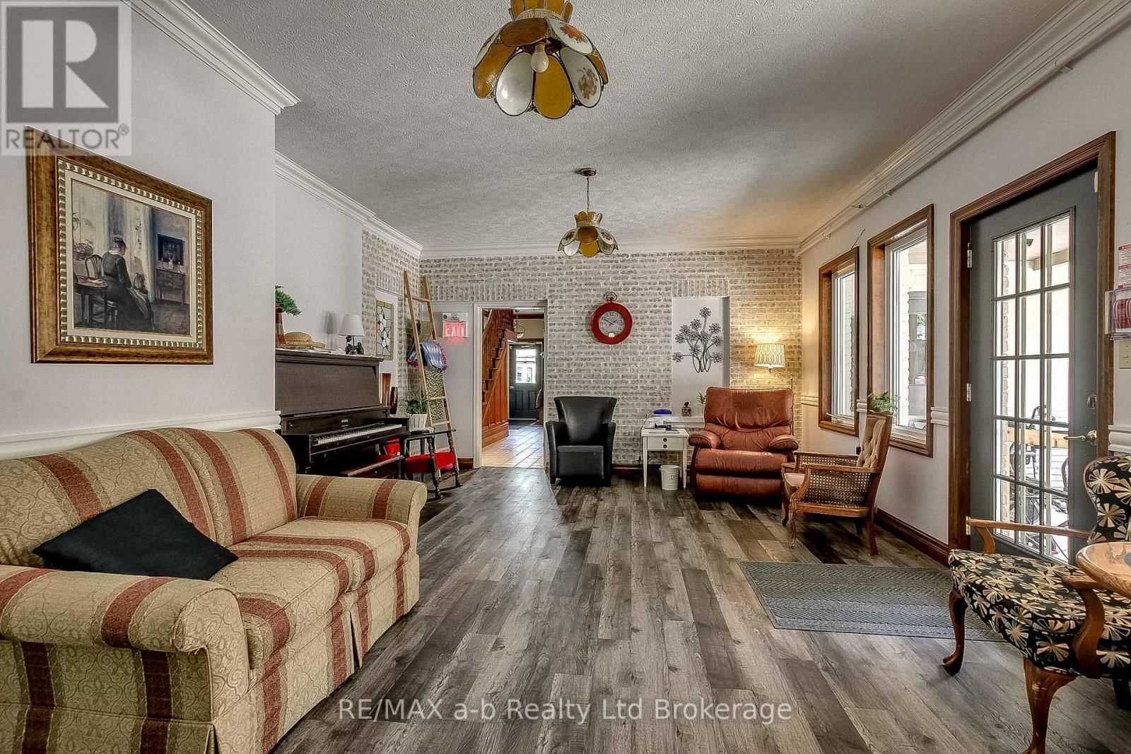 25 MAIN STREET EAST Image 21