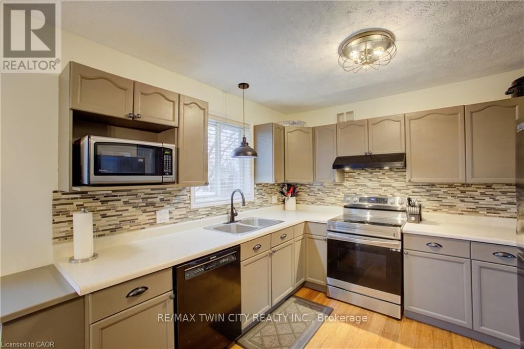 647 KENNARD CRESCENT Image 14