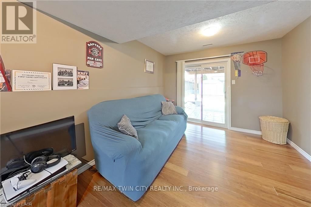 647 KENNARD CRESCENT Image 24