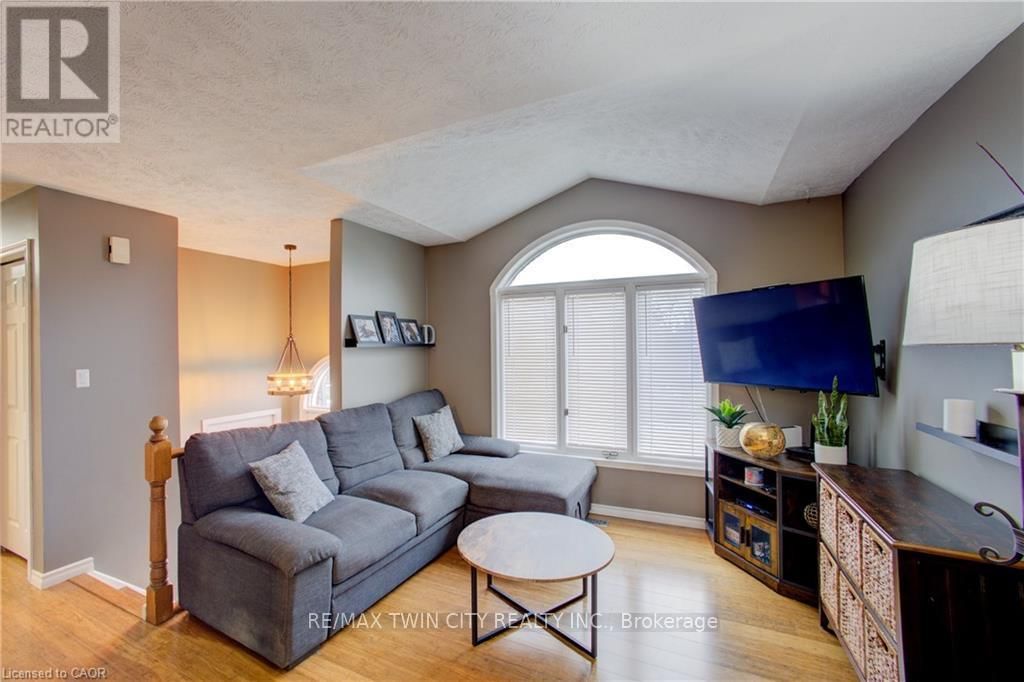 647 KENNARD CRESCENT Image 7