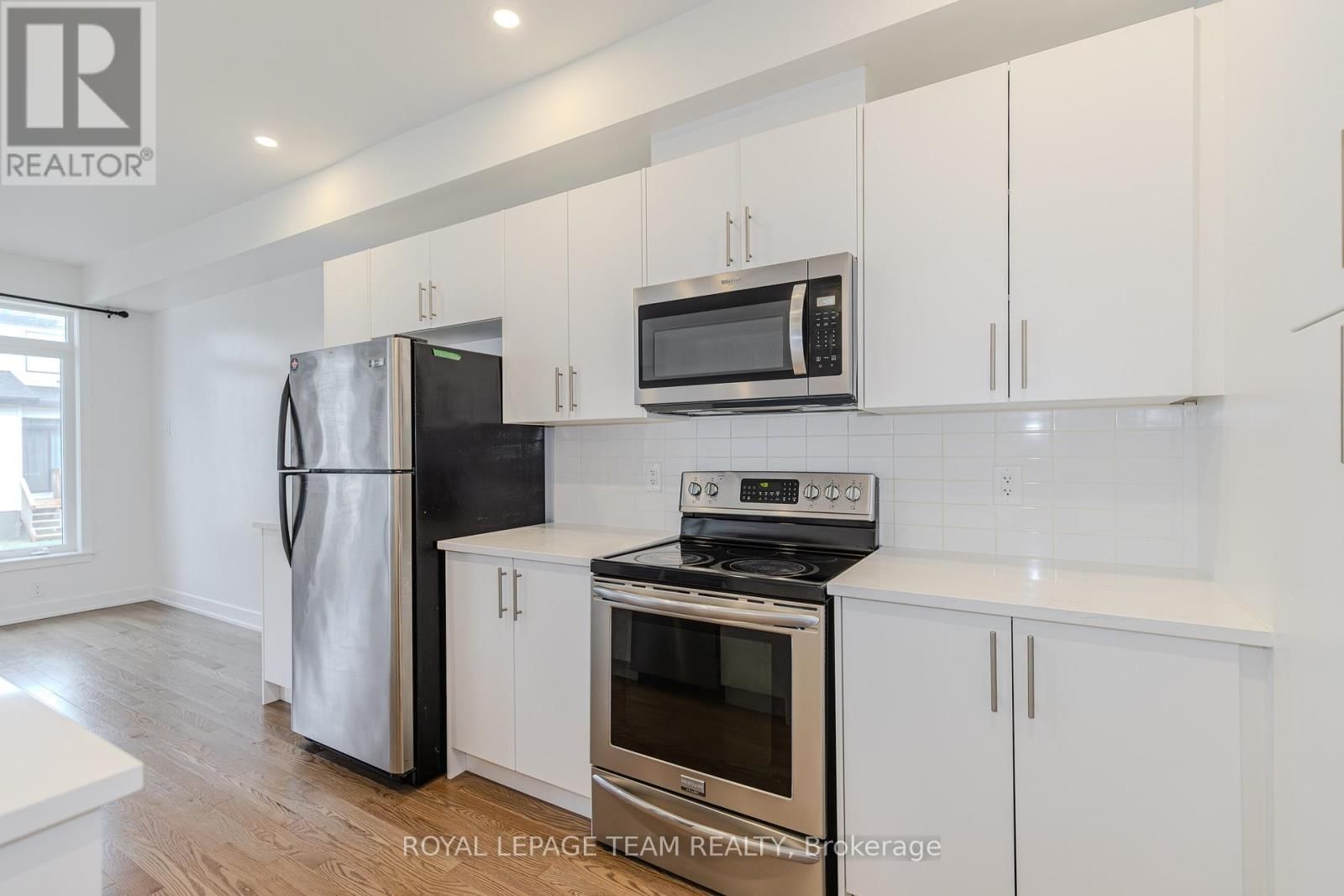 867 ANCIANO CRESCENT Image 21