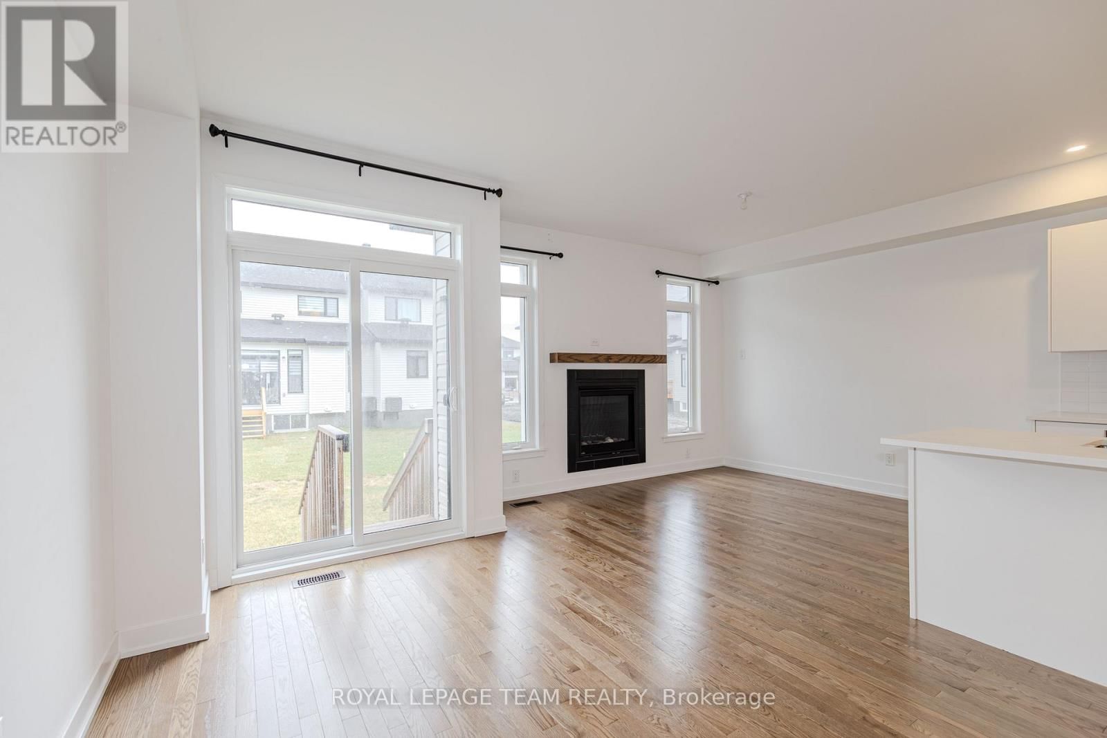 867 ANCIANO CRESCENT Image 24