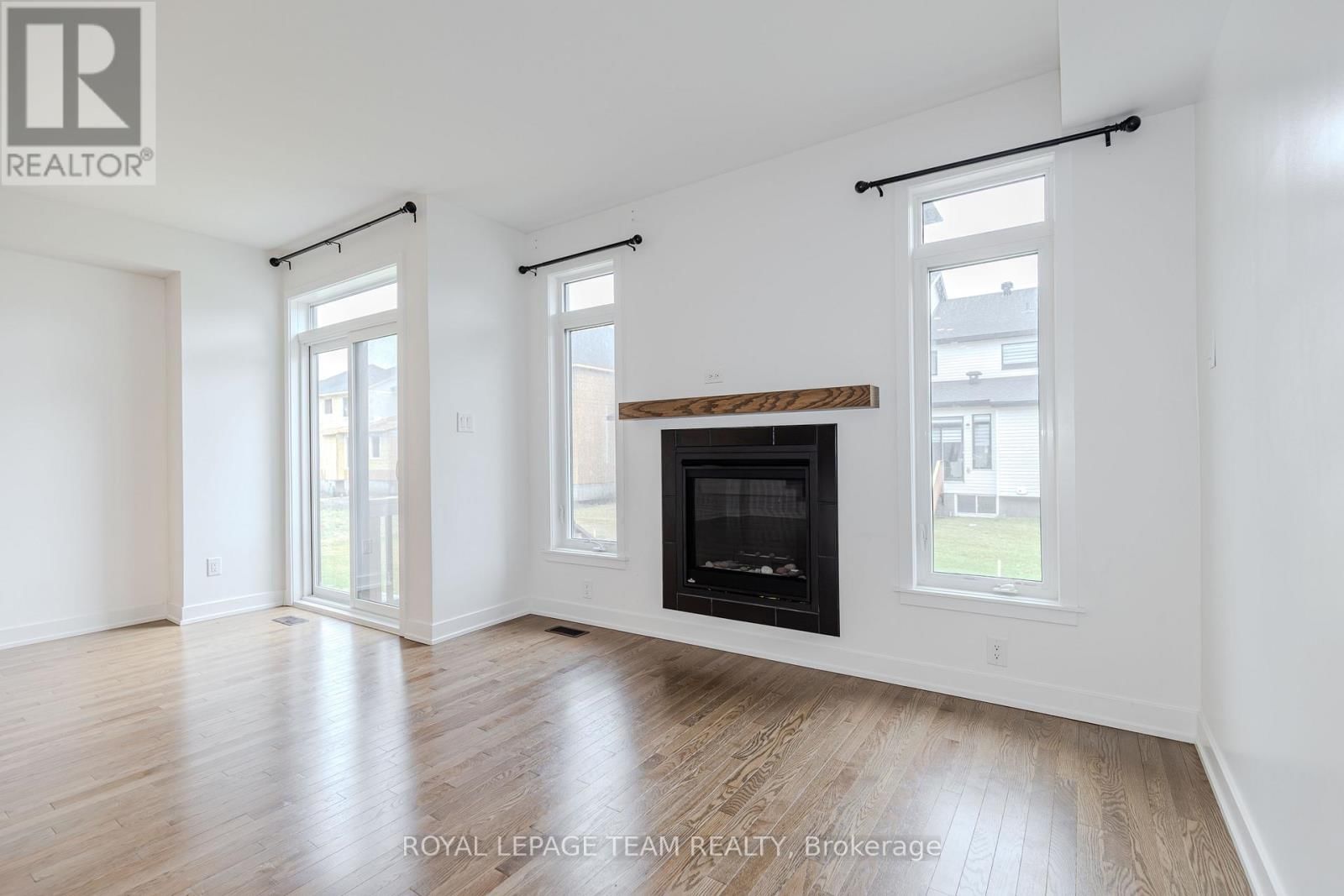 867 ANCIANO CRESCENT Image 28