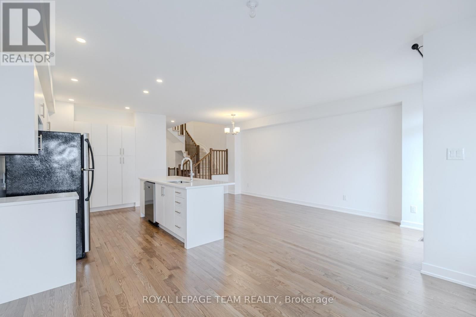 867 ANCIANO CRESCENT Image 29