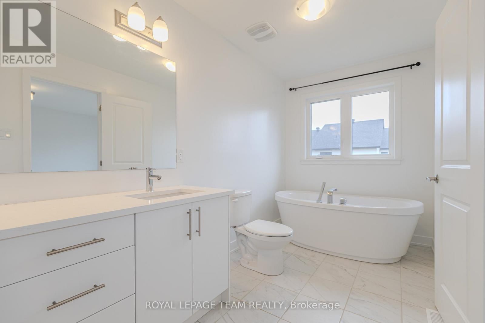 867 ANCIANO CRESCENT Image 35