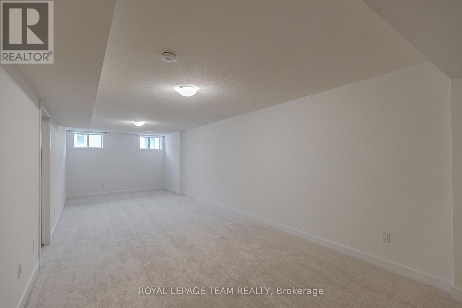 867 ANCIANO CRESCENT Image 45