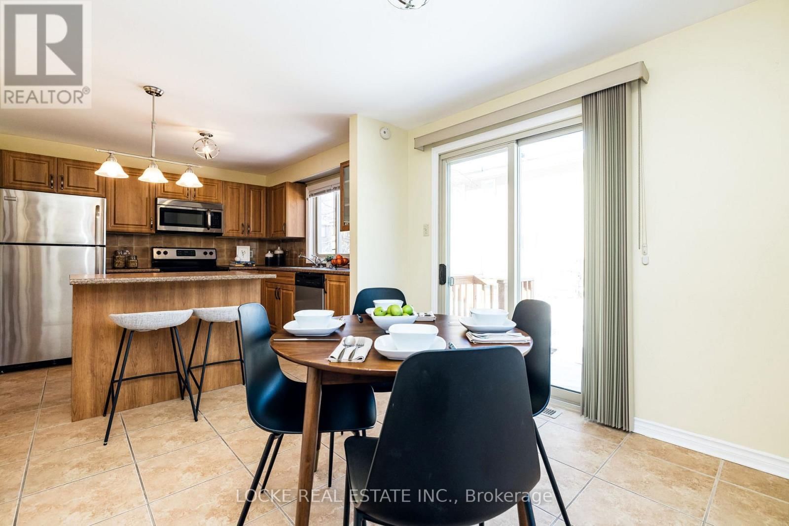 6096 MEADOWHILL CRESCENT Image 16