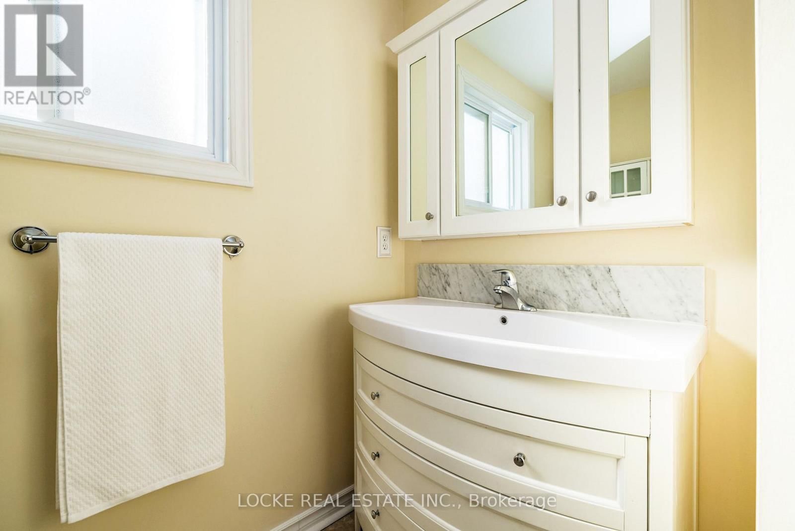 6096 MEADOWHILL CRESCENT Image 25