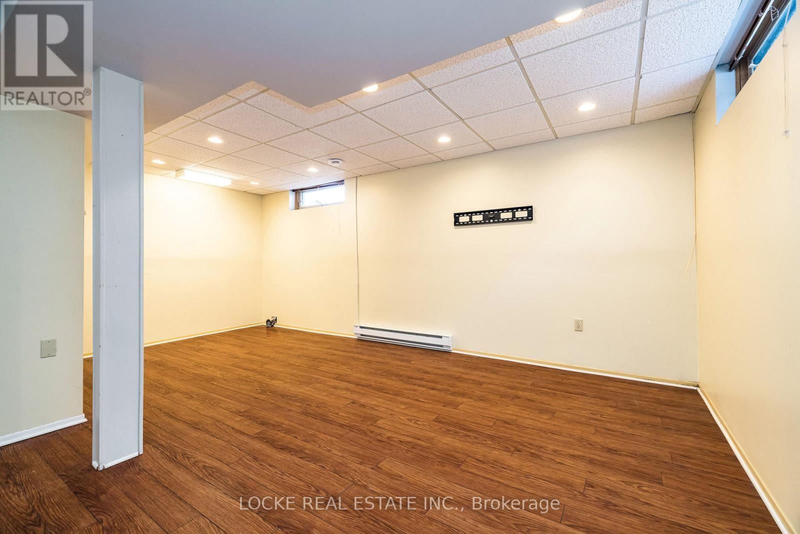 6096 MEADOWHILL CRESCENT Image 30