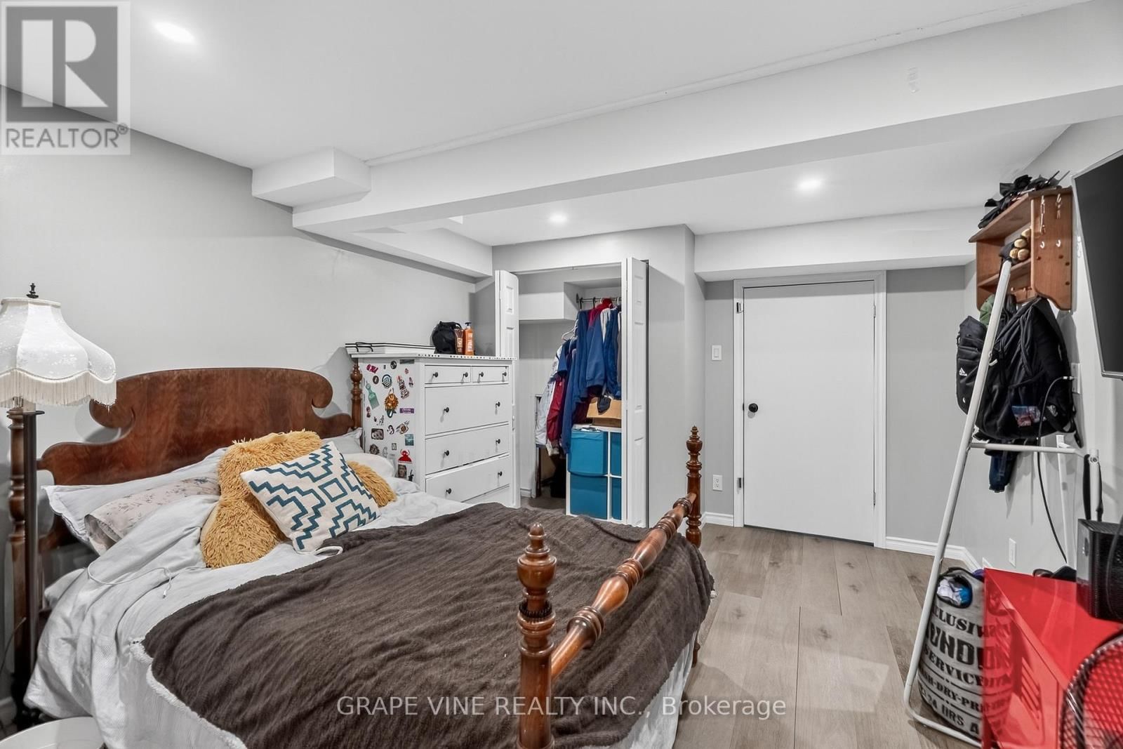 1098 CLYDE AVENUE Image 38