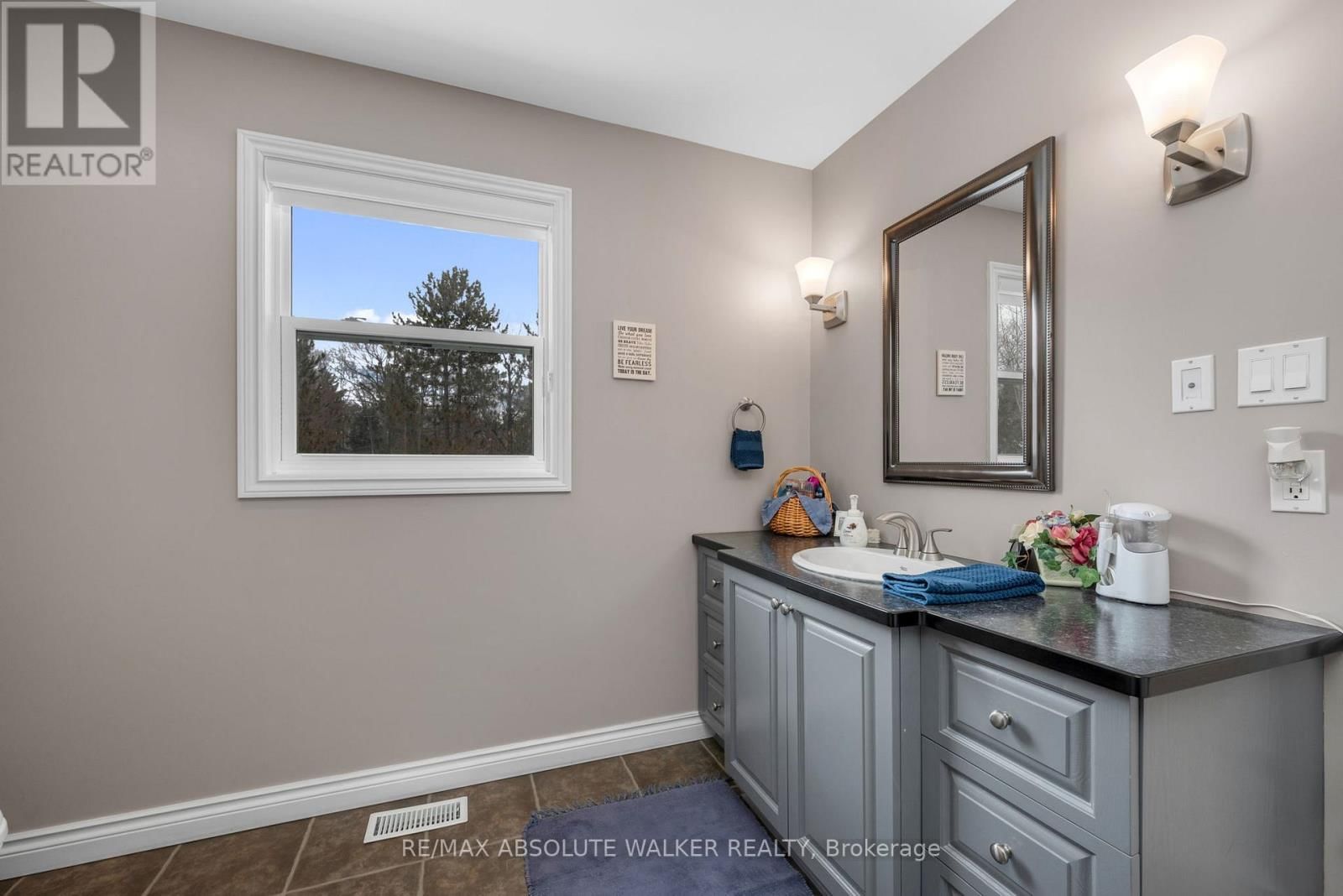 184 CHARMONT WAY Image 21