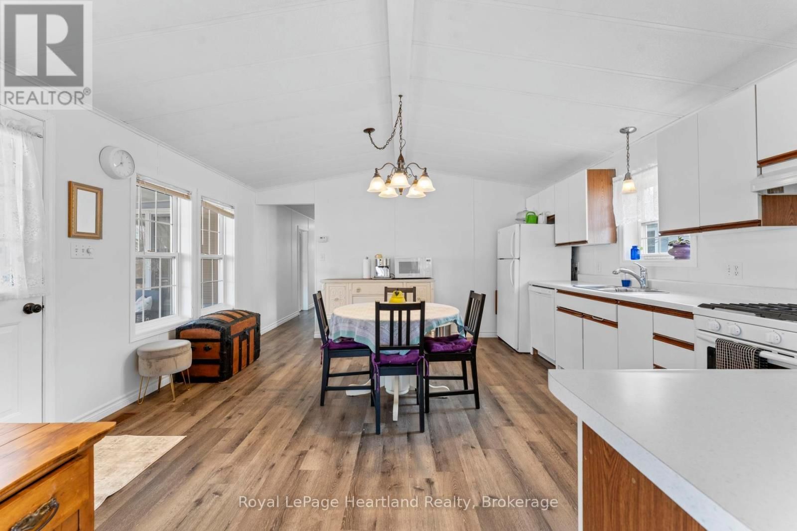 12 IROQUOIS LANE Image 9