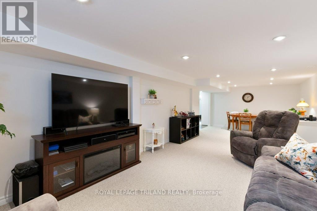 454 JELLICOE CRESCENT Image 20