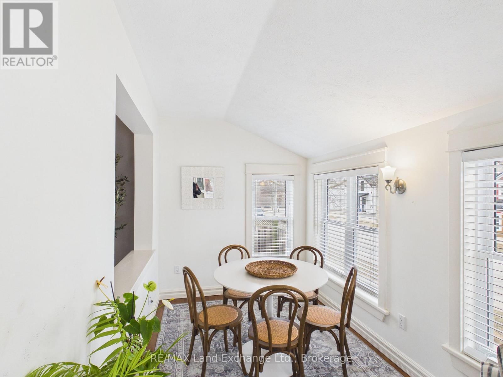 842 OLDE VICTORIA STREET Image 6