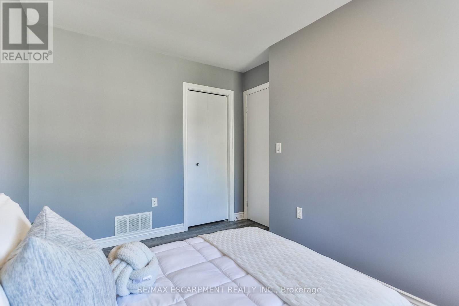 98 THOMAS AVENUE Image 26