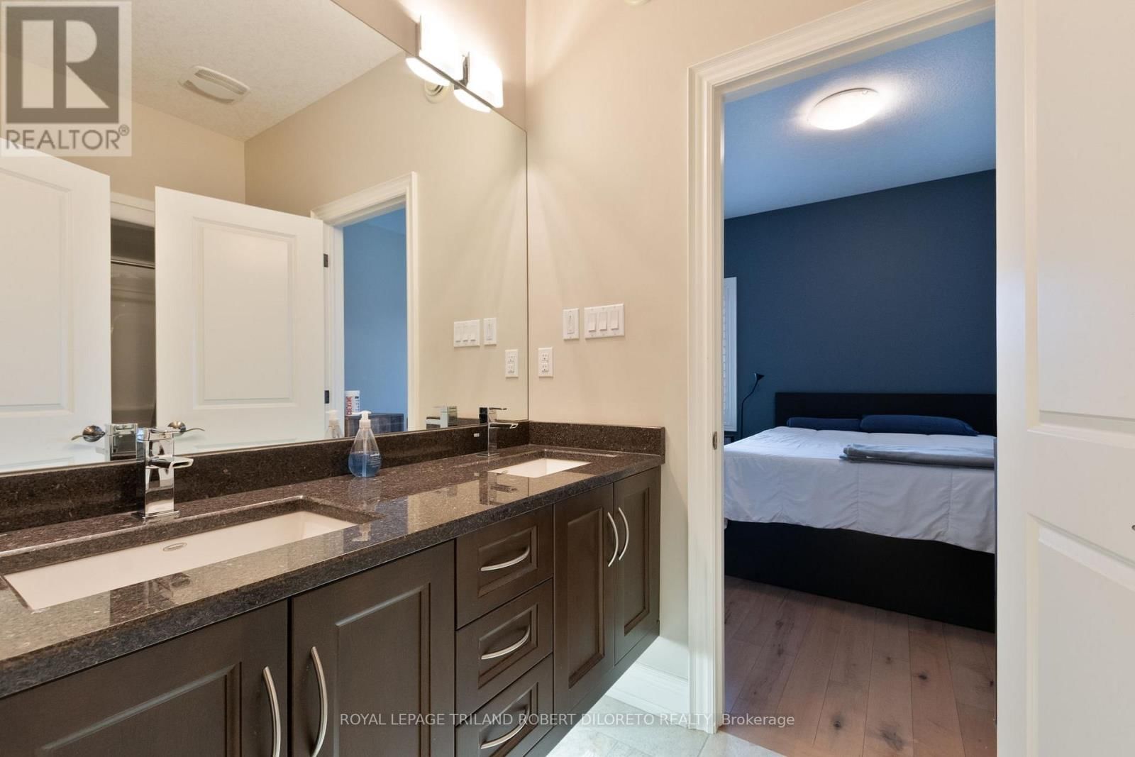 6968 CLAYTON WALK Image 23