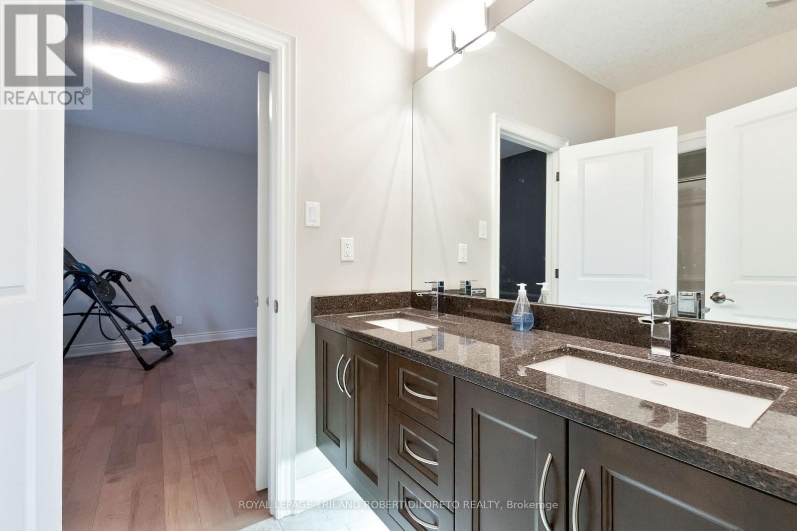 6968 CLAYTON WALK Image 24