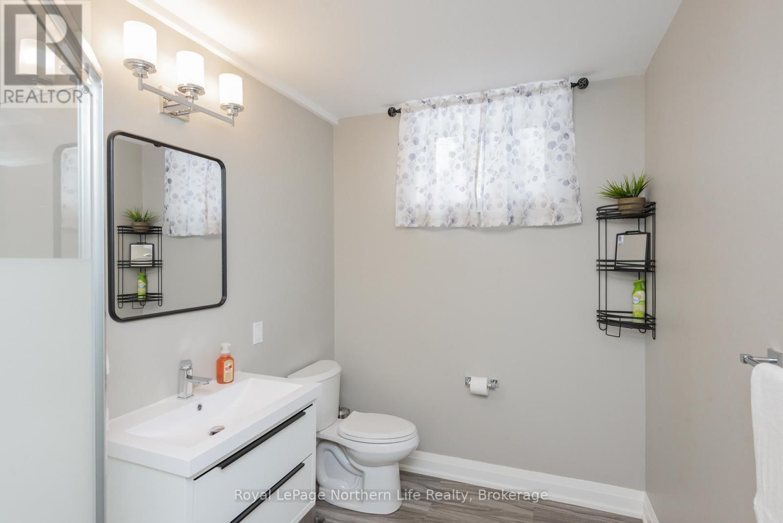 106 RIVERSIDE DRIVE Image 35