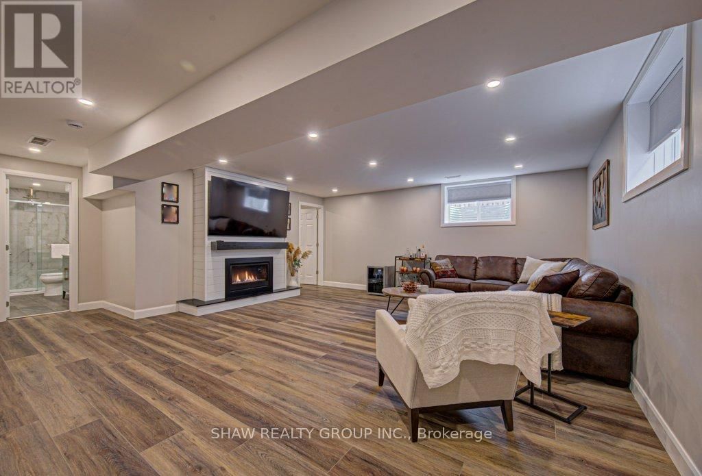 15 MATHESON CRESCENT Image 30