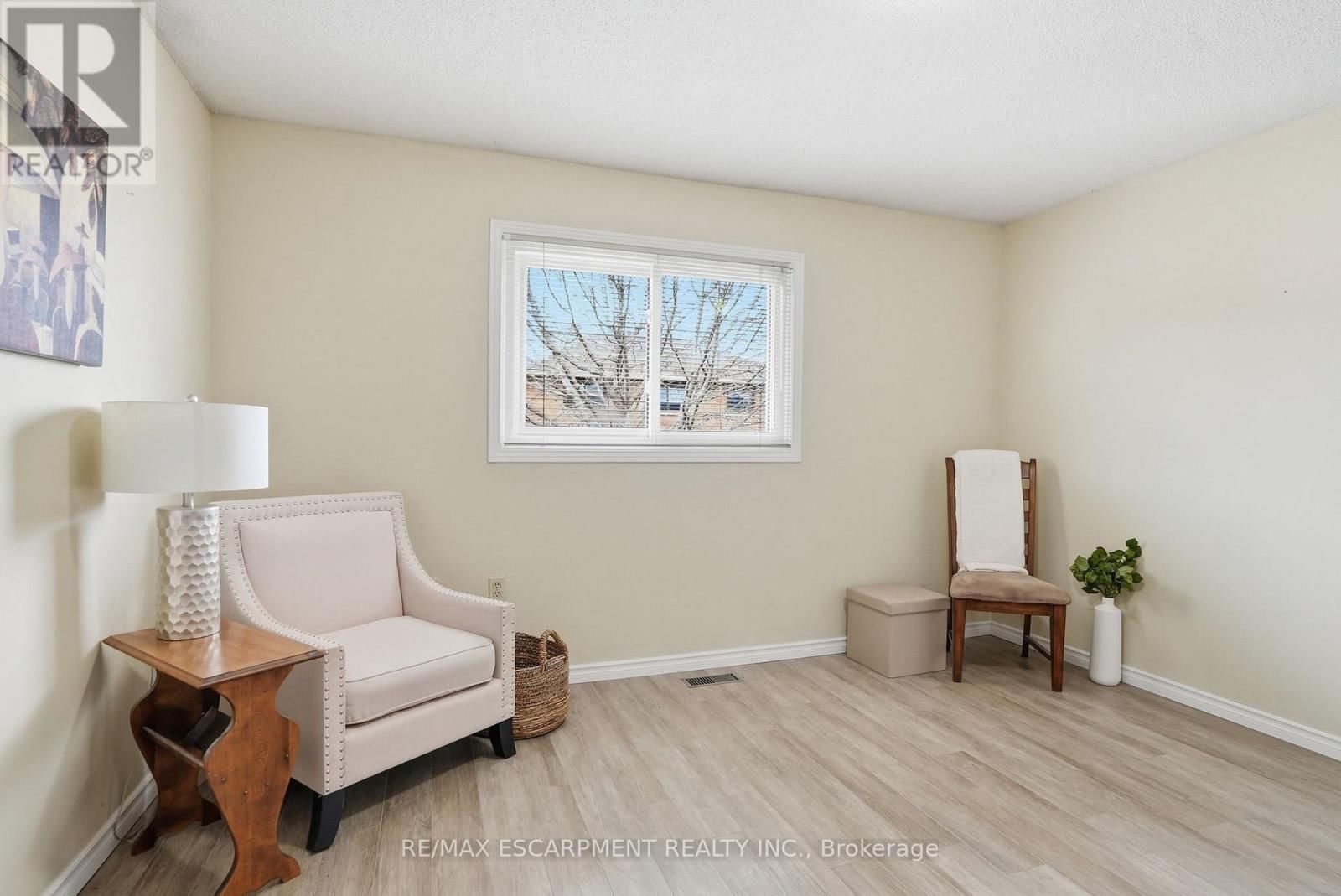 31 REPUBLIC AVENUE Image 26