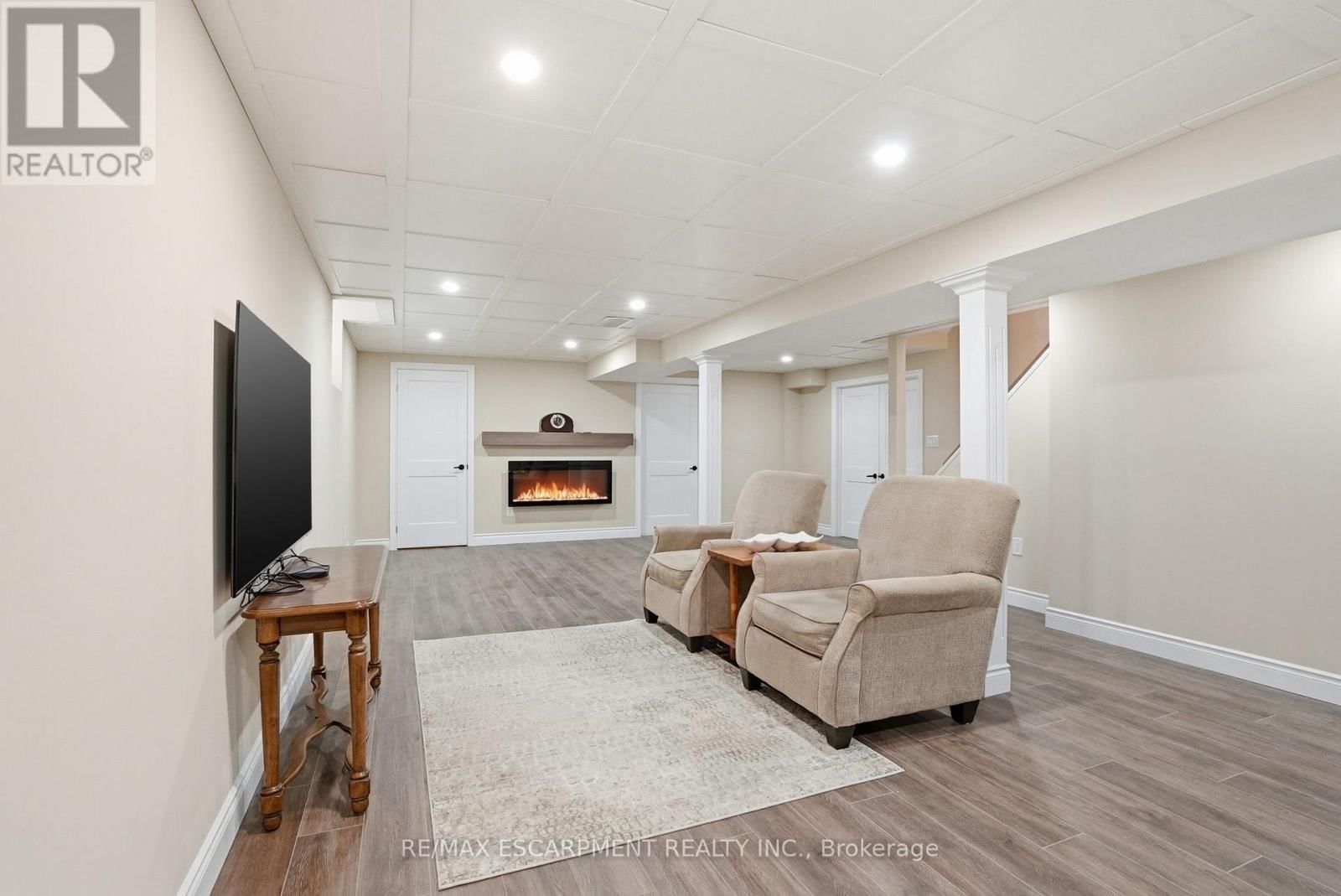 31 REPUBLIC AVENUE Image 33