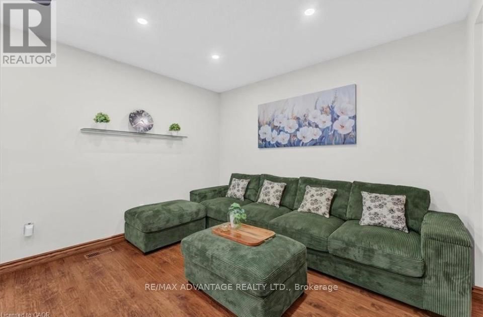 17 - 217 MARTINET AVENUE Image 9