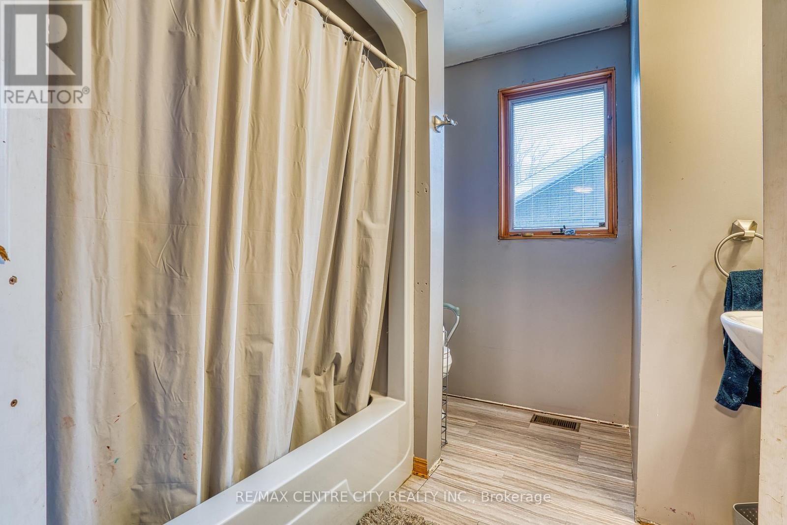 520 VICTORIA STREET Image 12