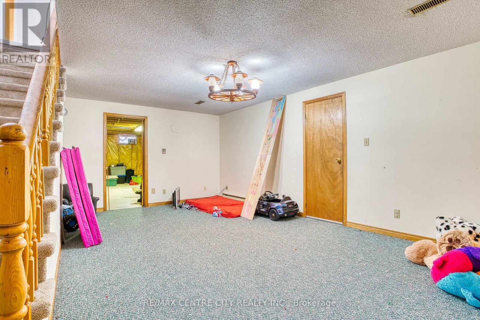 520 VICTORIA STREET Image 22