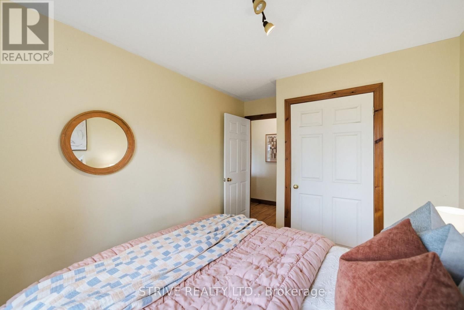 996 THIRD LINE Image 26