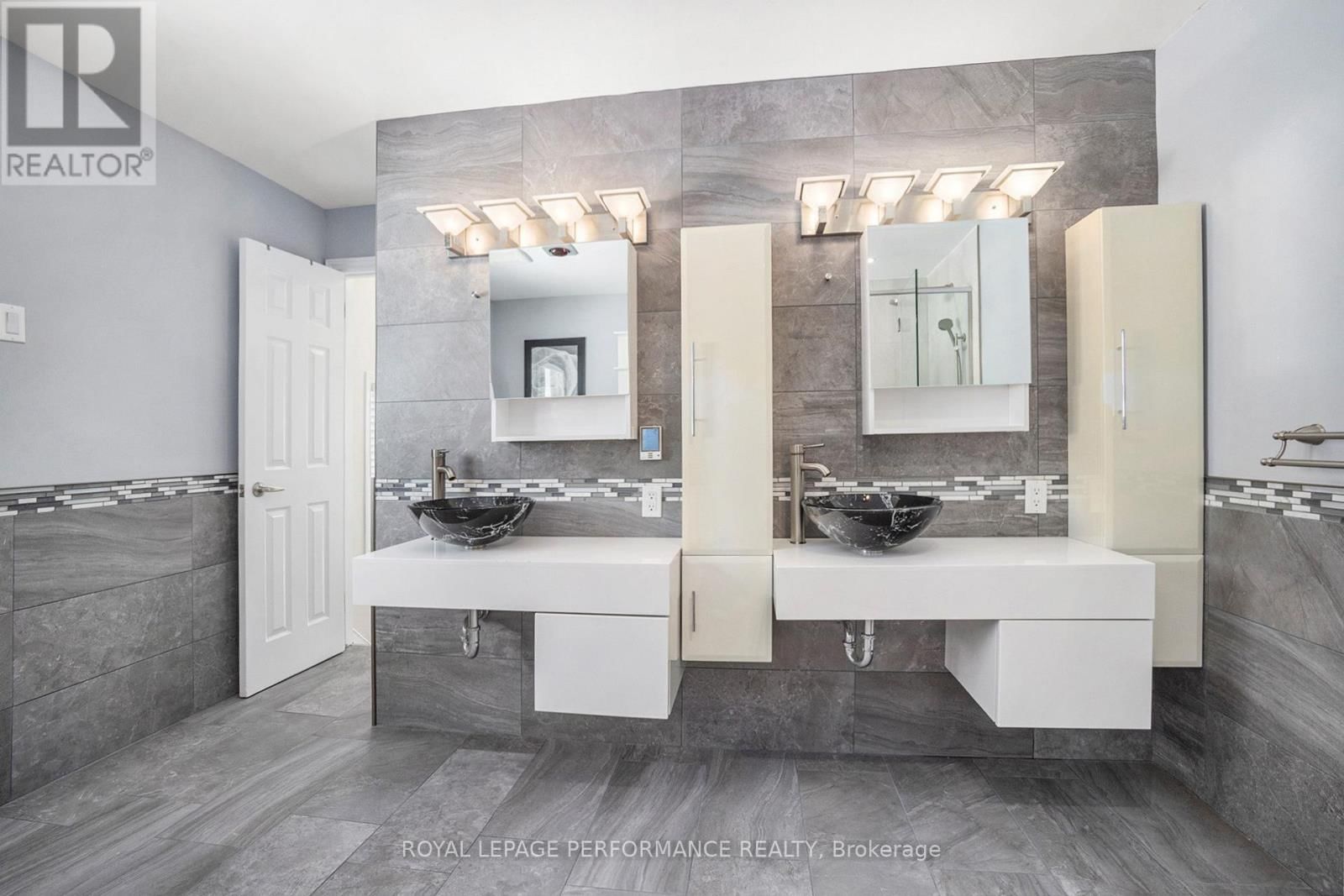 56 IPSWICH TERRACE Image 17