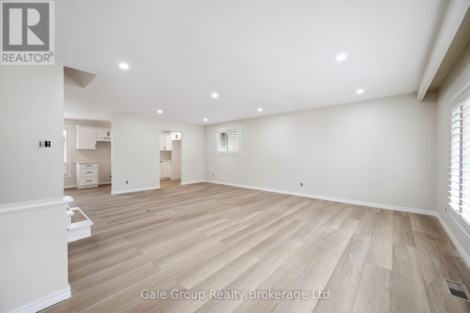 165 BROOKSIDE CRESCENT Image 25