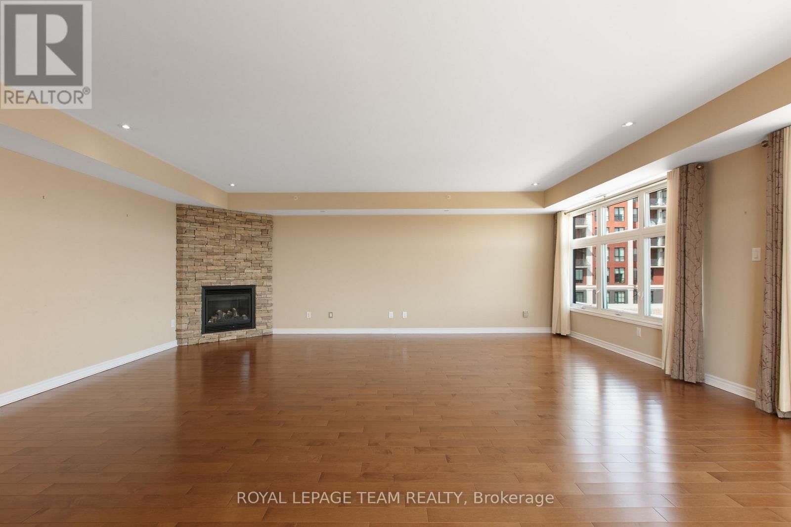 401 - 659 SUE HOLLOWAY DRIVE Image 12