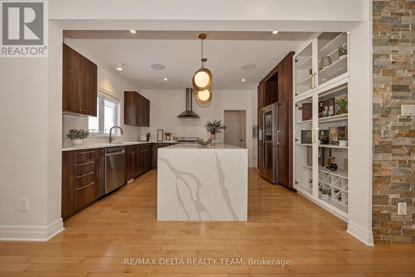 548 EMERALD STREET Image 9