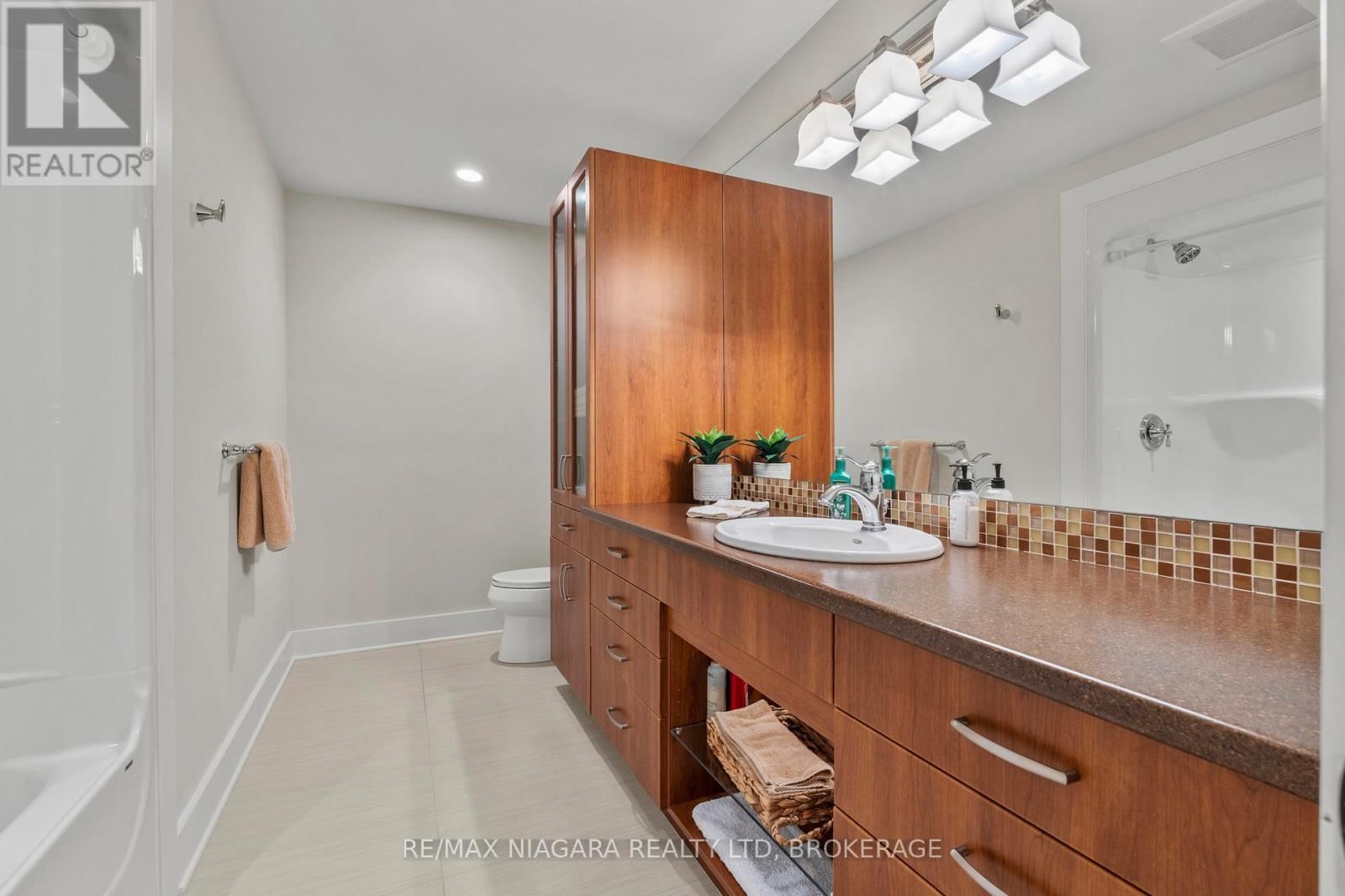 13 COLONEL COHOE STREET Image 33