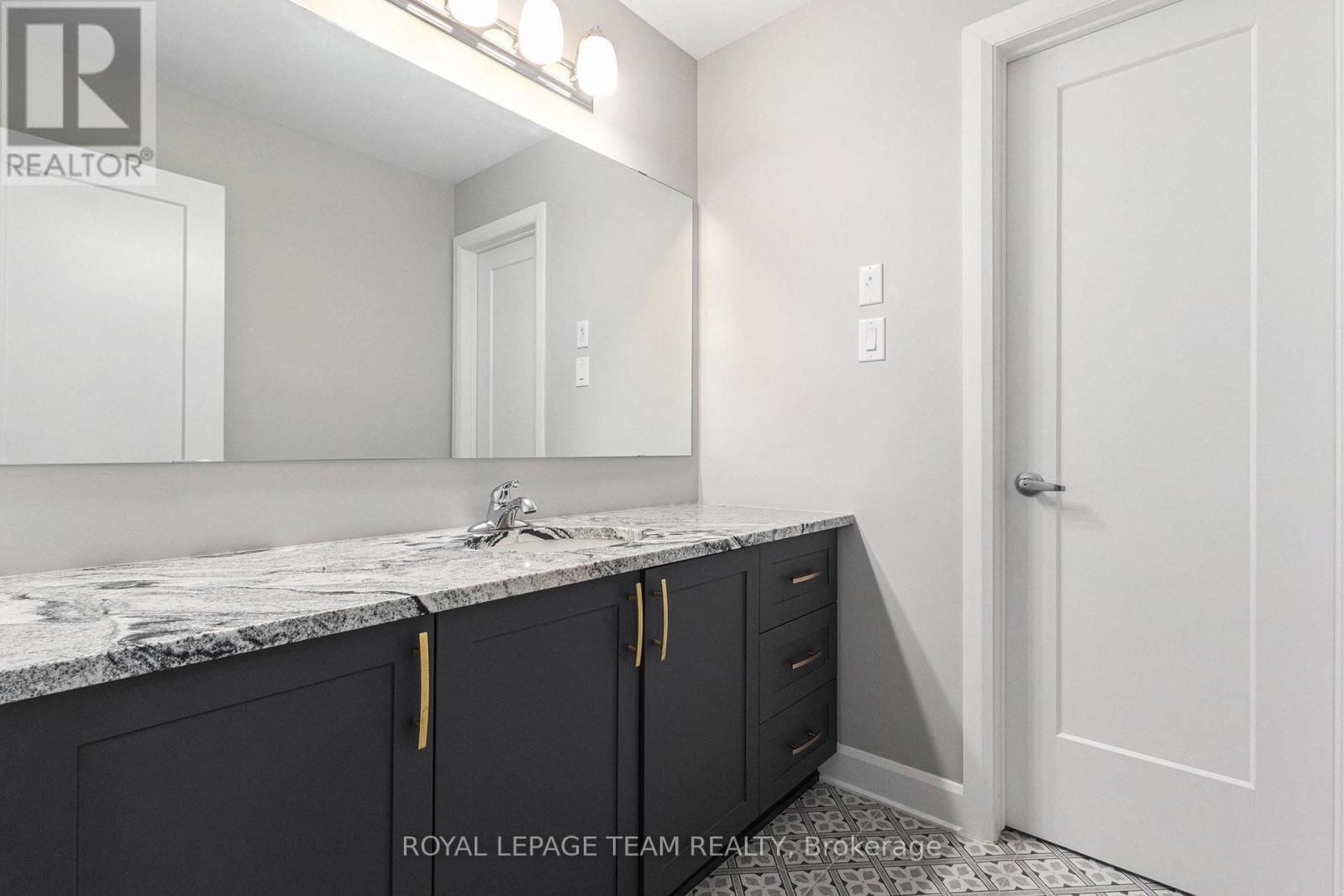 659 PARKVIEW TERRACE Image 19